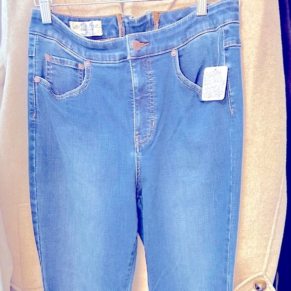 Free People, Curvy, Sailor tie cinch back, ultra hip loving, bell bottoms - Picture 7 of 9